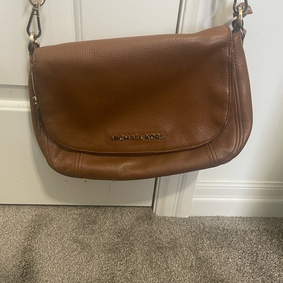 Michael Kors Tan multi pocket leather handbag - Picture 2 of 7